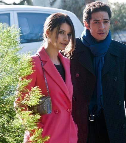 ارتدي السترات بألوان النيون على طريقة الممثلة التركية سمر أو بيرين سات