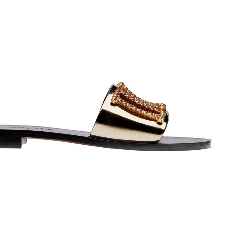 حذاء ديور المسطح من المجموعة الجديدة الخاصة بمتجر دبي مول الجديد