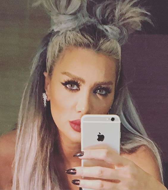 Selfie بالتسريحة المبتكرة قبيل صعودها على المسرح