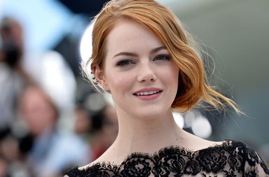 صور اطلالات شعر ومكياج إيما ستون في مهرجان كان