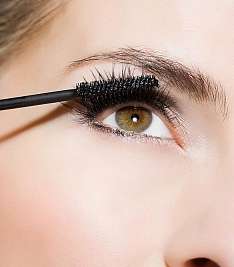 الرموش الطويلة والمركّزة تزيد ماكياجك سحراً