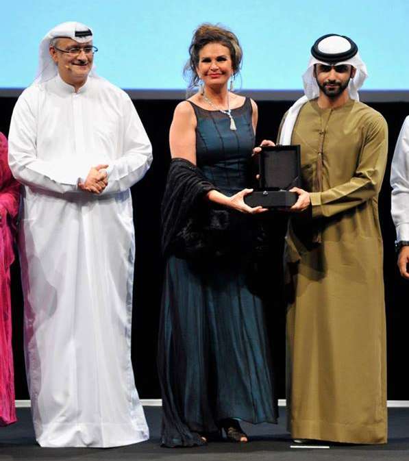 النجمة المصريّة يسرا خلال تسلّمها لجائزتها خلال الحفل