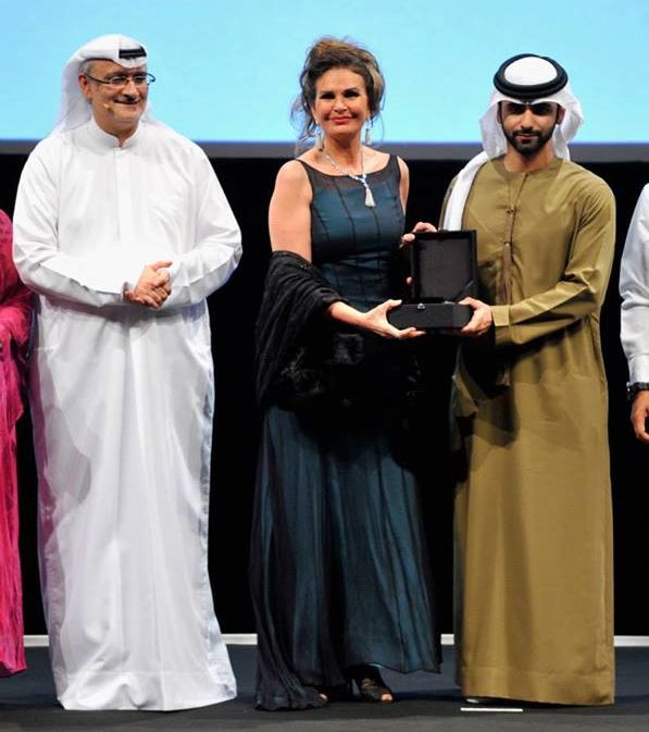 النجمة المصريّة يسرا خلال تسلّمها لجائزتها خلال الحفل