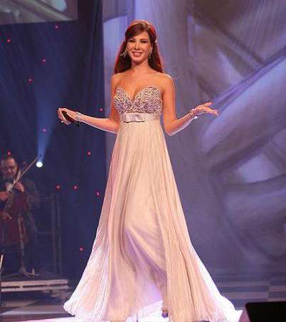 نانسي تختار تصميماً أنثوياً ناعماً يلائم أسلوبها