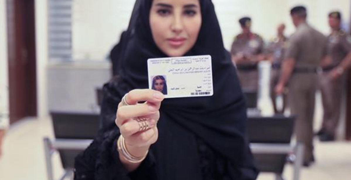 رسمياً، أول سعودية تتسلم رخصة القيادة وفرحتها لا تسعها!