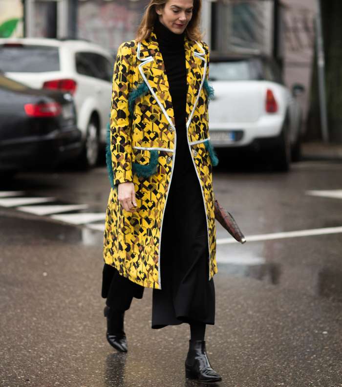 موضة المعطف المطبع بالقصة المستقيمة من اليوم الخامس من اسبوع الموضة في ميلانو