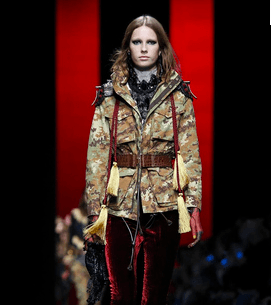 موضة السروال المخملي مع السترة العسكرية من Dsquared2