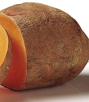 إنّ البوتاسيوم والصوديوم وفيتامين A الموجودة في البطاطا الحلوة، مفيدة لبشرتك