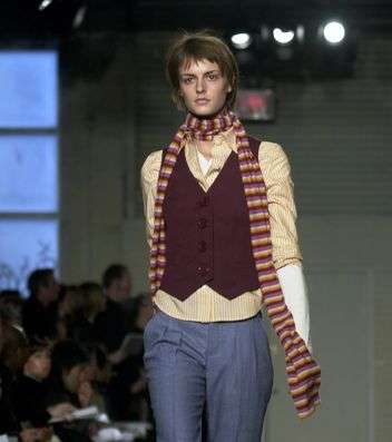 من ابرز تصاميم Marc by Marc Jacobs التي اشتهرت، هذا اللوك من مجموعة شتاء 2002