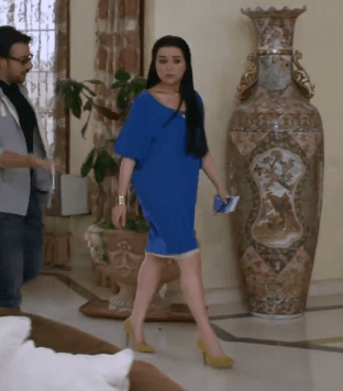 فستان مي عز الدين في مسلسل الشك باللون الأزرق الكوبالت