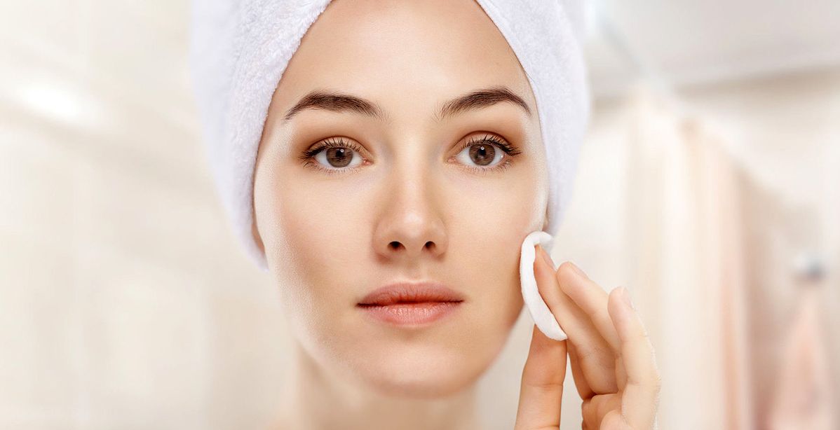 خطوات جمالية مهمة للعناية بالبشرة بعد الماكياج