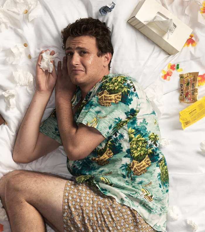 Forgetting Sarah Marshall: إذا كنت تحتاجين لساعاتين متواصلتين من الضحك بعد التراجيديا الخاصة بك، إذاً حلّ مشكلتك مع هذا الفيلم.