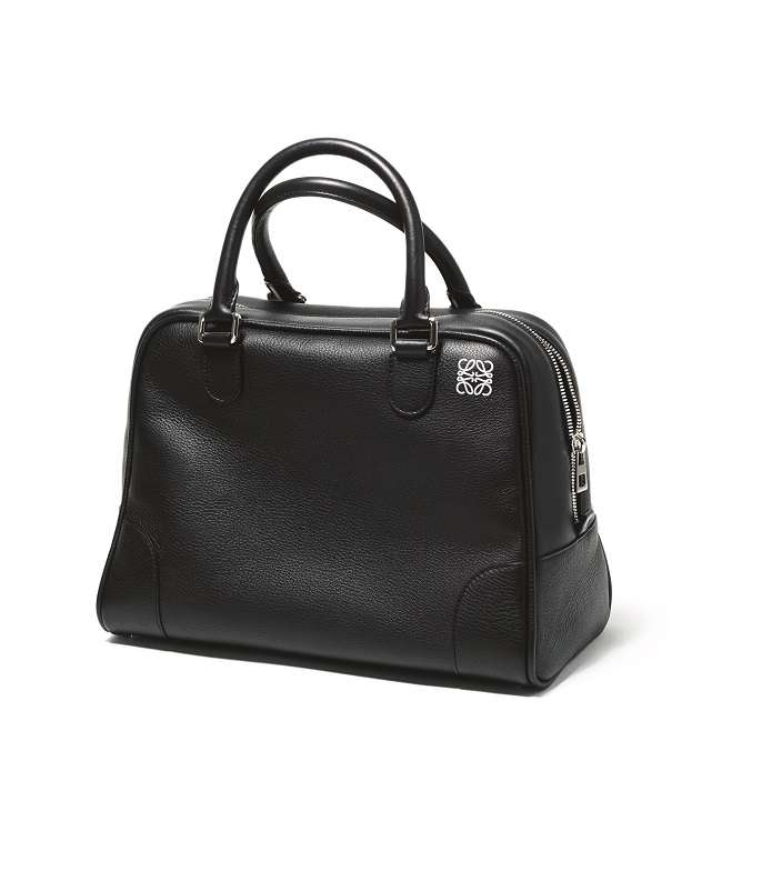 تميّزي بحقيبة Amazona من Loewe