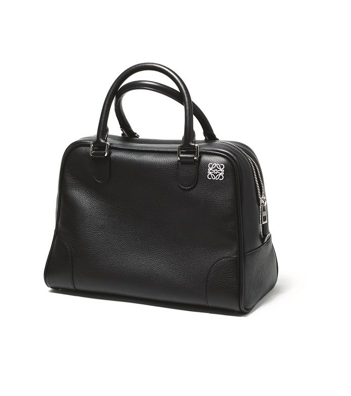 تميّزي بحقيبة Amazona من Loewe