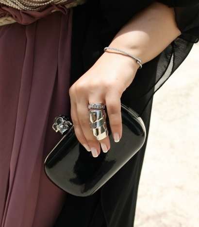 زبيدة يعقوب تعشق الحقائب