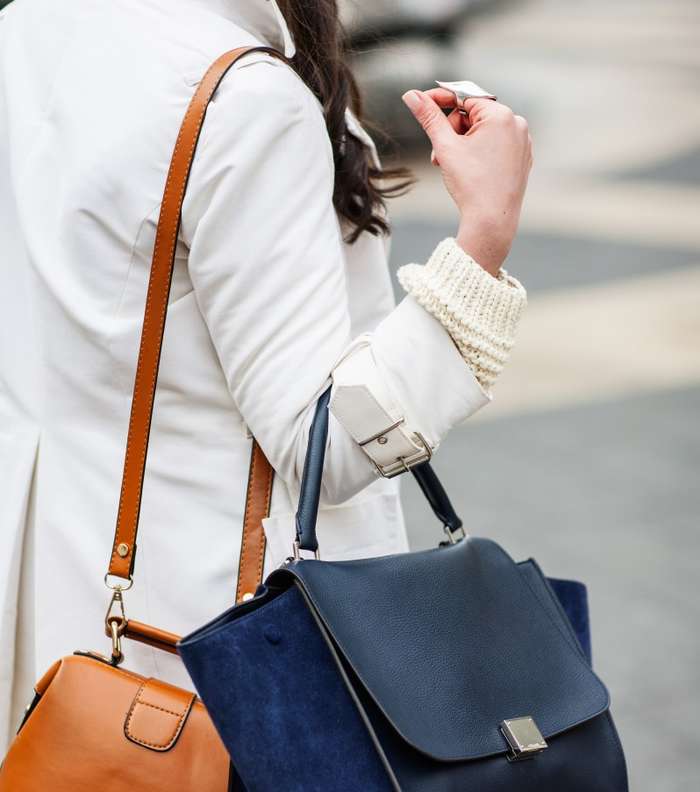اعتمدي في صيف 2015 موضة ارتداء حقيبتين في اطلالة واحدة