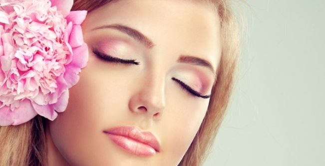 عمل مكياج عيون وردي فاتح