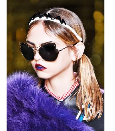 موضة رباط الشعر المعدني والبلاستيكي من Miu Miu لصيف 2016