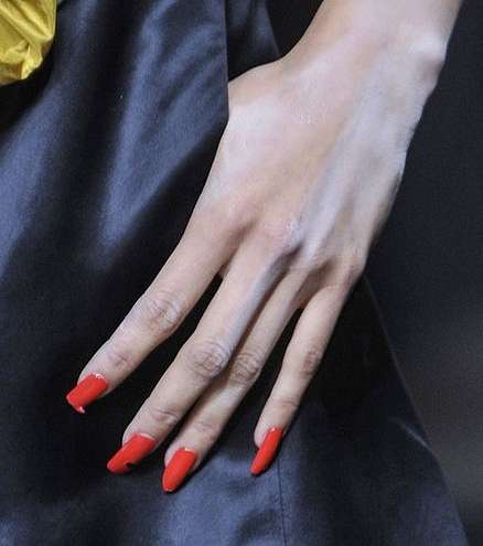 الأظافر الحمراء متعددة الأشكال مع Vivienne Westwood