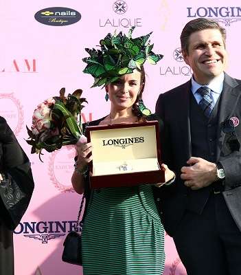 إميليا ترتدي أفضل قبّعة