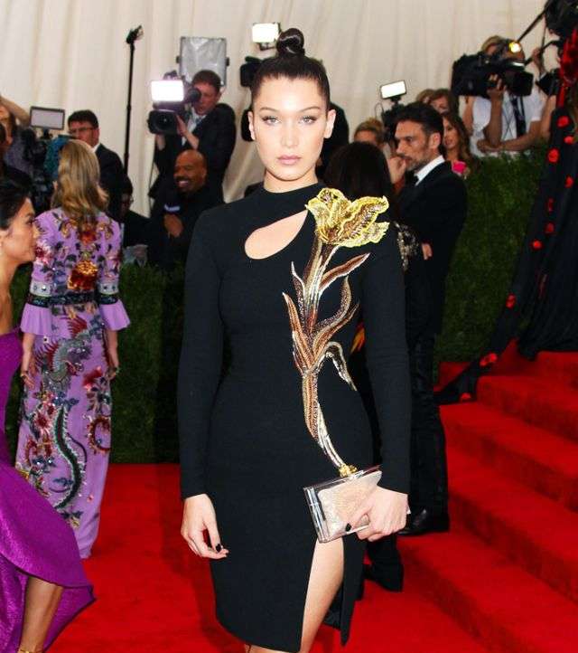 بيلا حديد بفستان من Topshop لعام 2015 في حفل الميت غالا