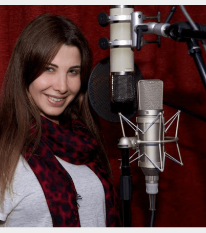 نانسي وهي تسجّل أغنية لها