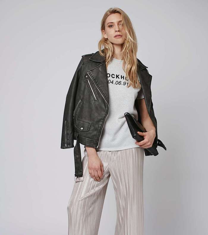 ارتدي السروال الميتاليكي المثني في شتاء 2017 مع السترة الجلدية باسلوب الدارجة النارية