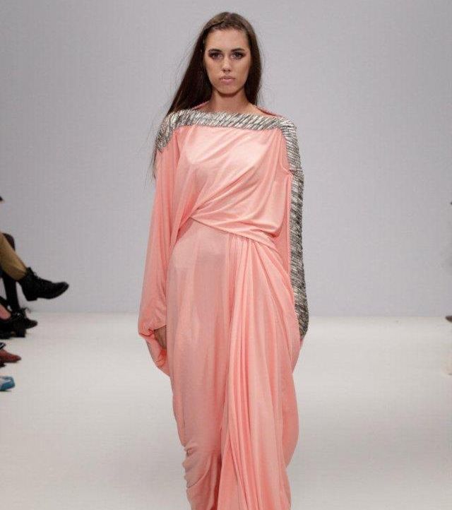 عباءة روز مشغولة الرقبة والكم