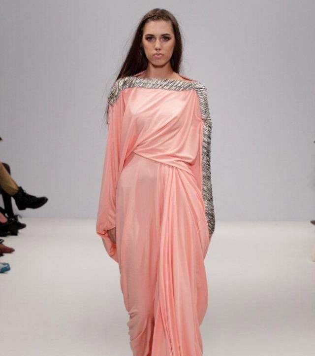 عباءة روز مشغولة الرقبة والكم