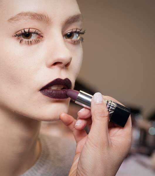 الشفاه الداكنة هي النقطة الأهم في ماكياج العرض الباريسي