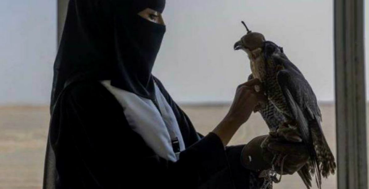 السعودية رشا العبد الله تنافس الرجال في مزاد الإبل في حفر الباطن