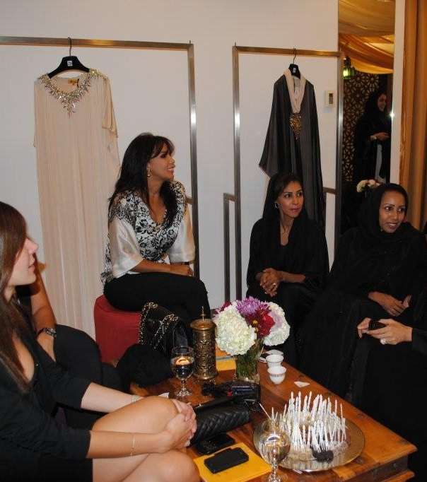 أميرة الفضل مع بعض مدعوات حفل أزياء كانزي لخريف و شتاء 2012