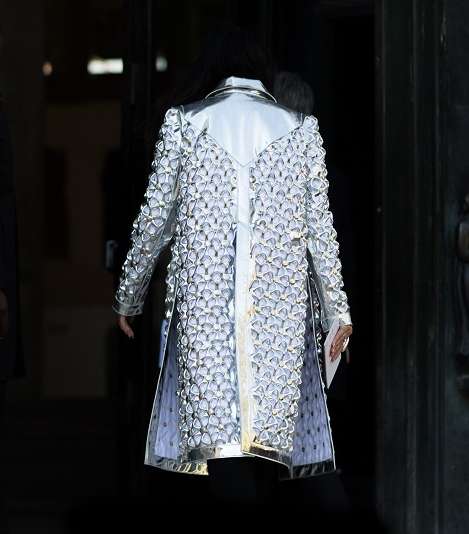 معطف ميتاليكي باللون الفضي في شوراع باريس