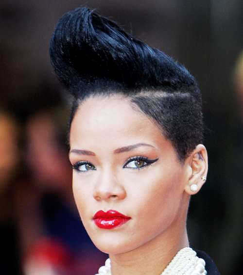 ريهانا تثق باللون الأحمر مع بشرتها السمراء في 2009