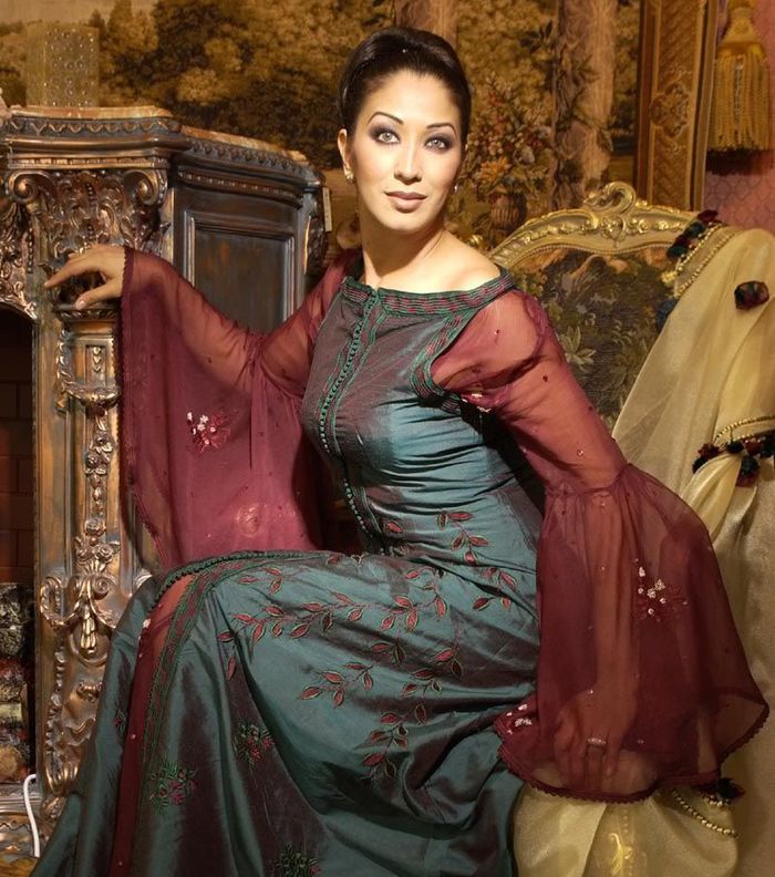 تميزي بعبايات استقبال ذات تصميم مميز