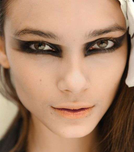 مكياج عيون غرافيكي غريب لصيف 2016 بالصور