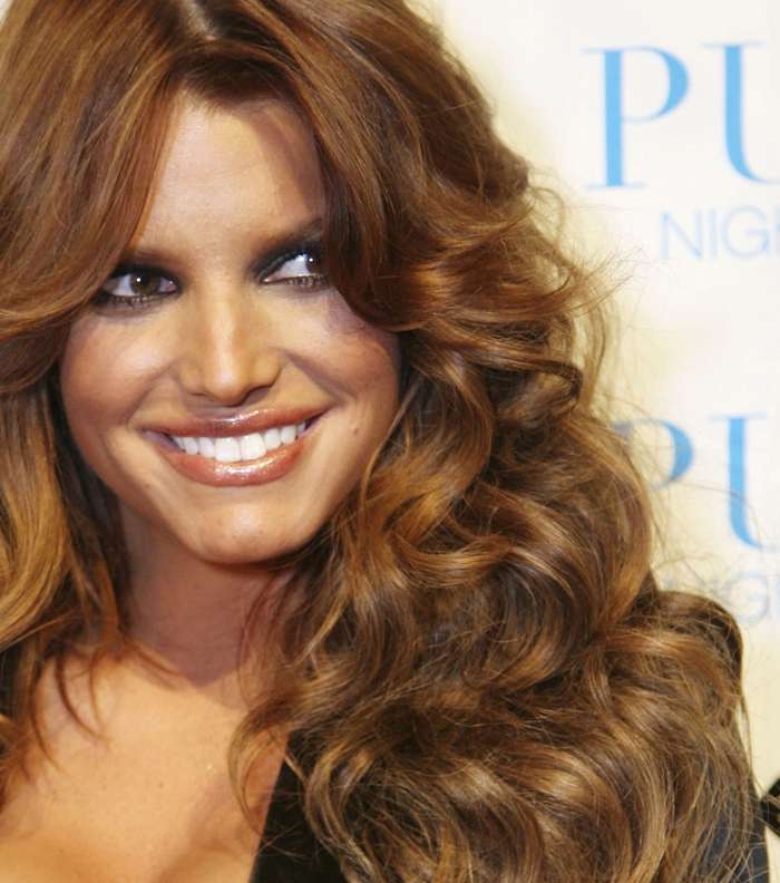 التسريحة المموّجة رافقتها في كثير من إطلالاتها 