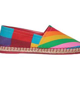 موضة حذاء الـ Espadrille من مجموعة Rainbow من توقيع فالينتينو