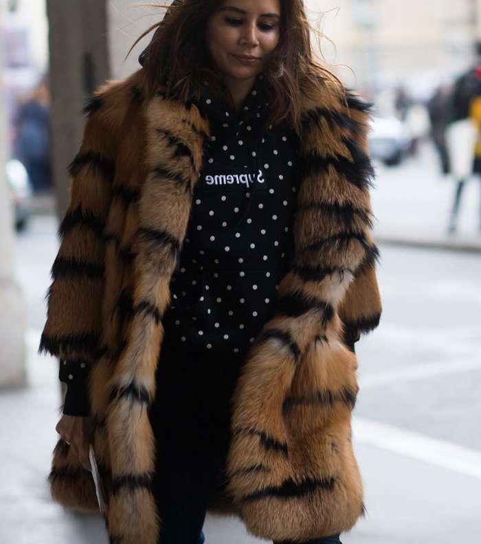 موضة معطف الفرو الملون  في شوارع باريس في اليوم الثالث من أسبوع الموضة