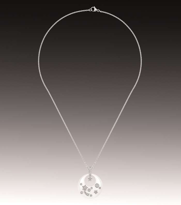 لاطلالة فاخرة، اختاري قلادة CHANEL Cosmique باللون الابيض