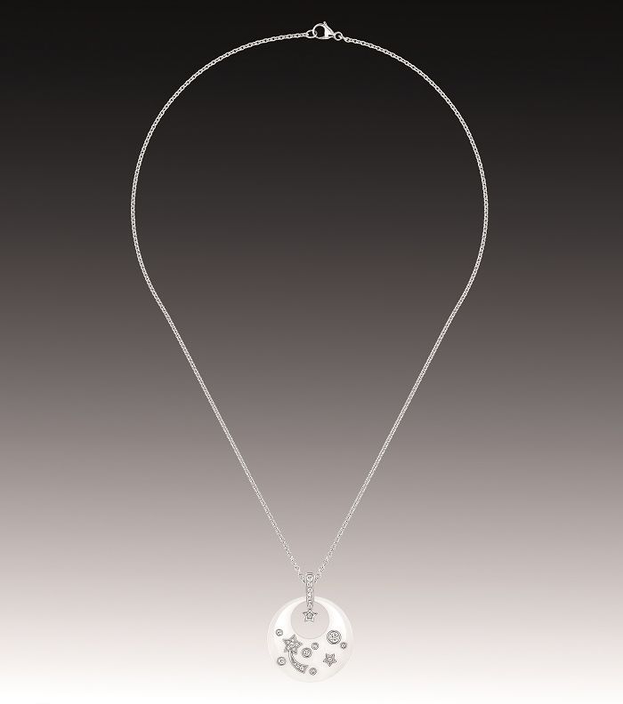 لاطلالة فاخرة، اختاري قلادة CHANEL Cosmique باللون الابيض