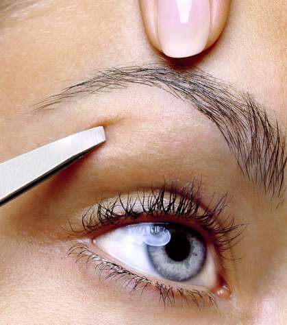 تنظيف الحاجبين وتحديد شكلهما خطوة جوهريّة لنجاح ماكياج العيون 