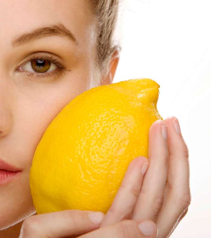 قبل اللجوء الى الأدوية لمحاربة الشيخوخة، استعملي الليمون الممزوج بالمياه أو بالتونيك لتدلّكي بشرة وجهك. 