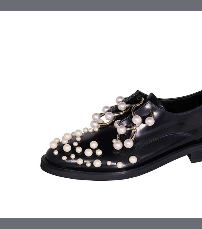 تالقي في شتاء 2016 بحذاء الـ Brogue المزين باللؤلؤ