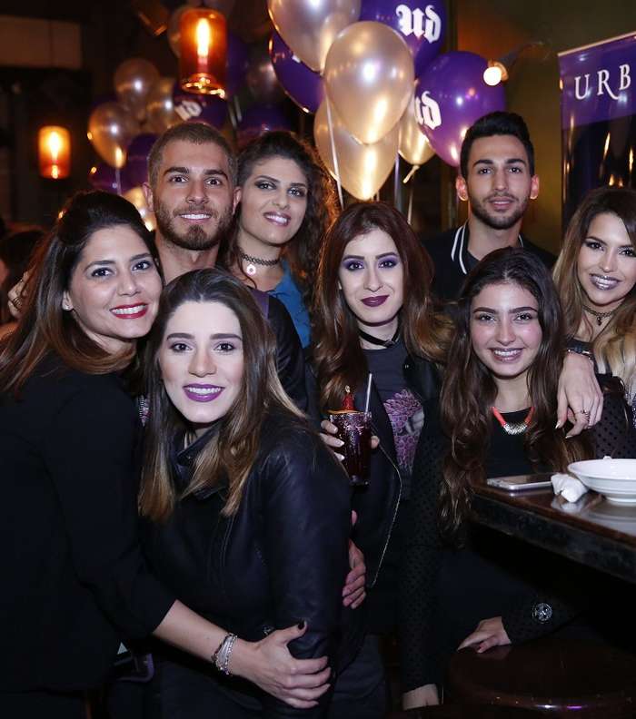 خبيرة ماكياج Urban Decay الإقليمية إيزابيلا كروز وسط الحضور