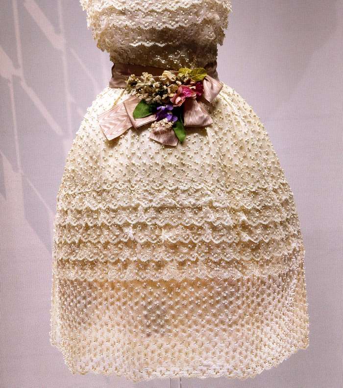 أحد الفساتين الأسطورية التي عرضت في جميع أركان المعرض