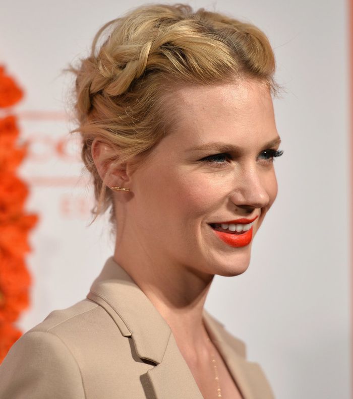 أحمر الشفاه البرتقالي مع الشعر الأشقر المرفوع 