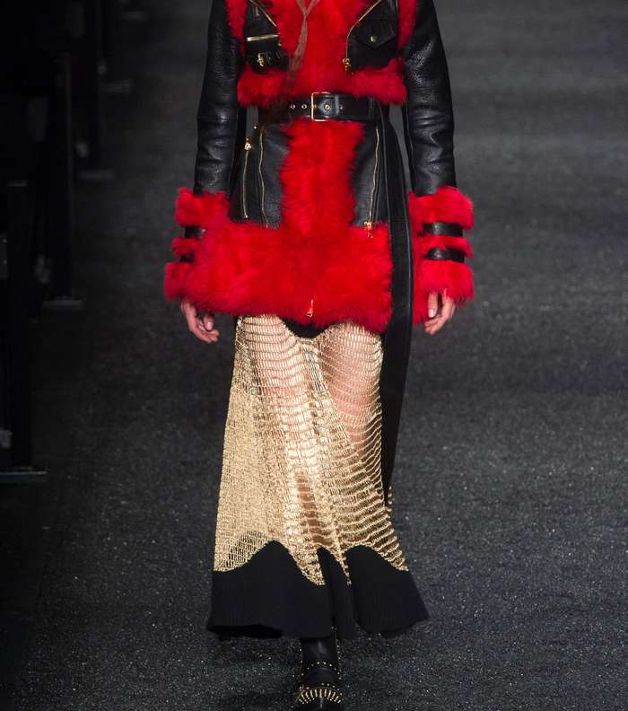 السترة الجلدية الفضفاضة مع الفرو الاحمر من ماكوين لشتاء 2018