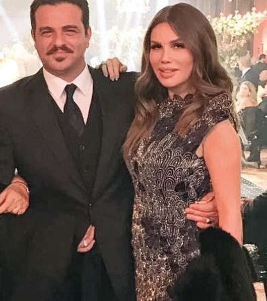 نيكول سابا بثوب جان لويس ساباجي متأبطة ذراع زوجها الممثّل اللبناني يوسف الخال