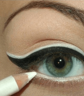 الخطوة السادسة: الكحل الأبيض على جفونك